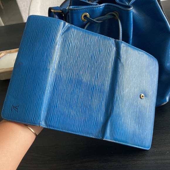 Blue Louis Vuitton Epi wallet - Picture 9 of 9